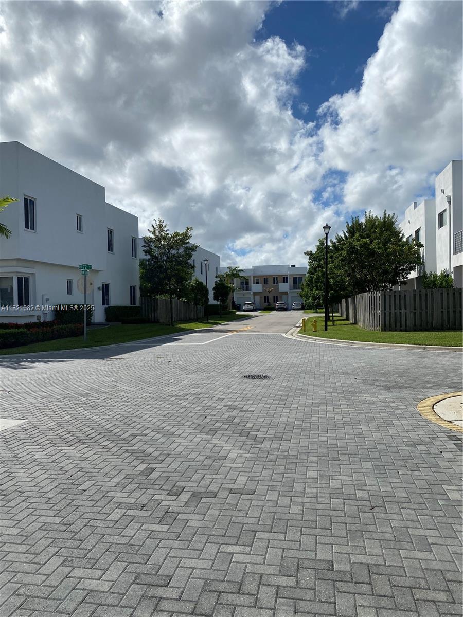 7227 NW 103rd Path, Doral, Florida image 2