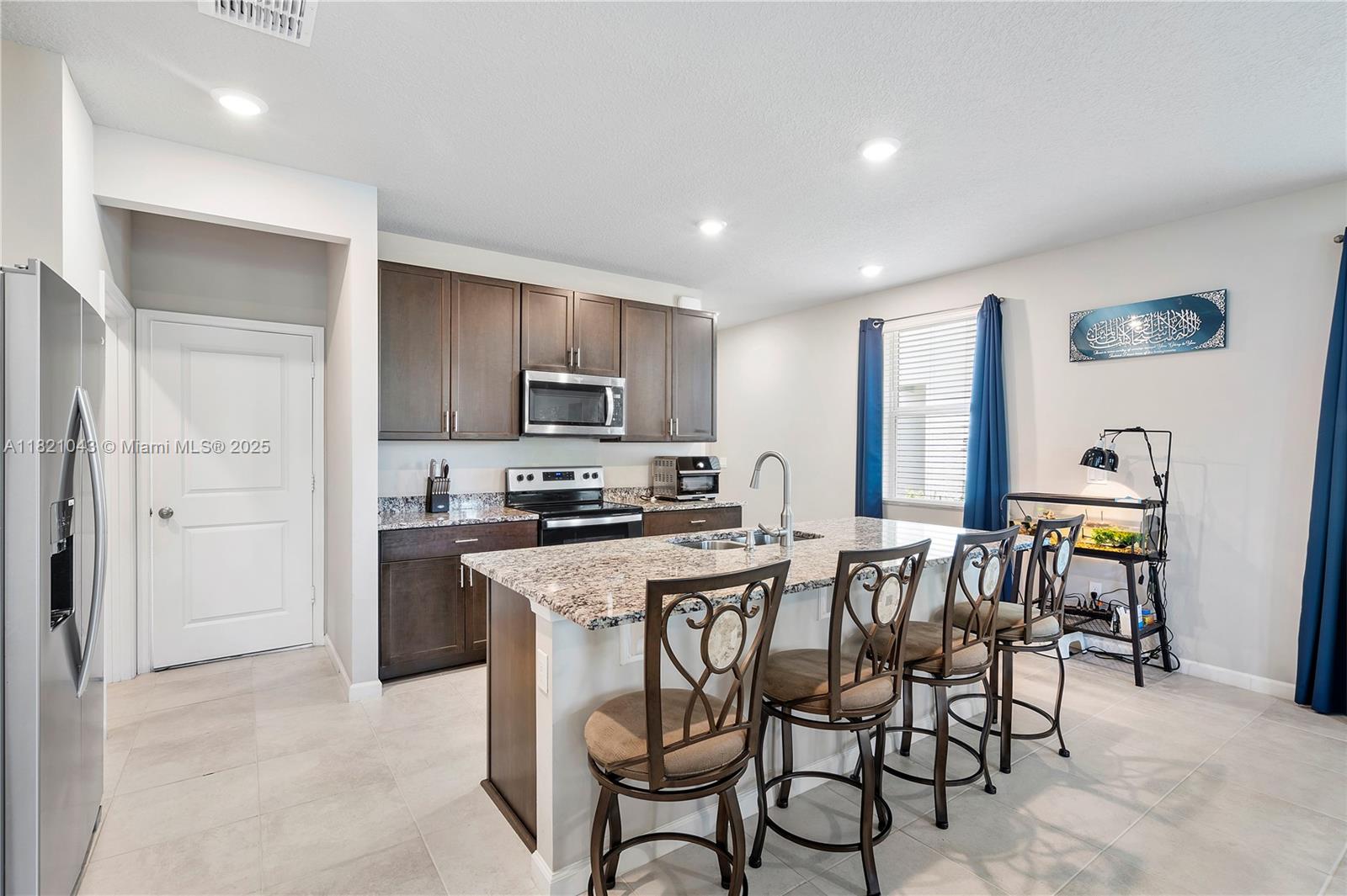 5720 Mentmore Dr, Mangonia Park, Florida image 6