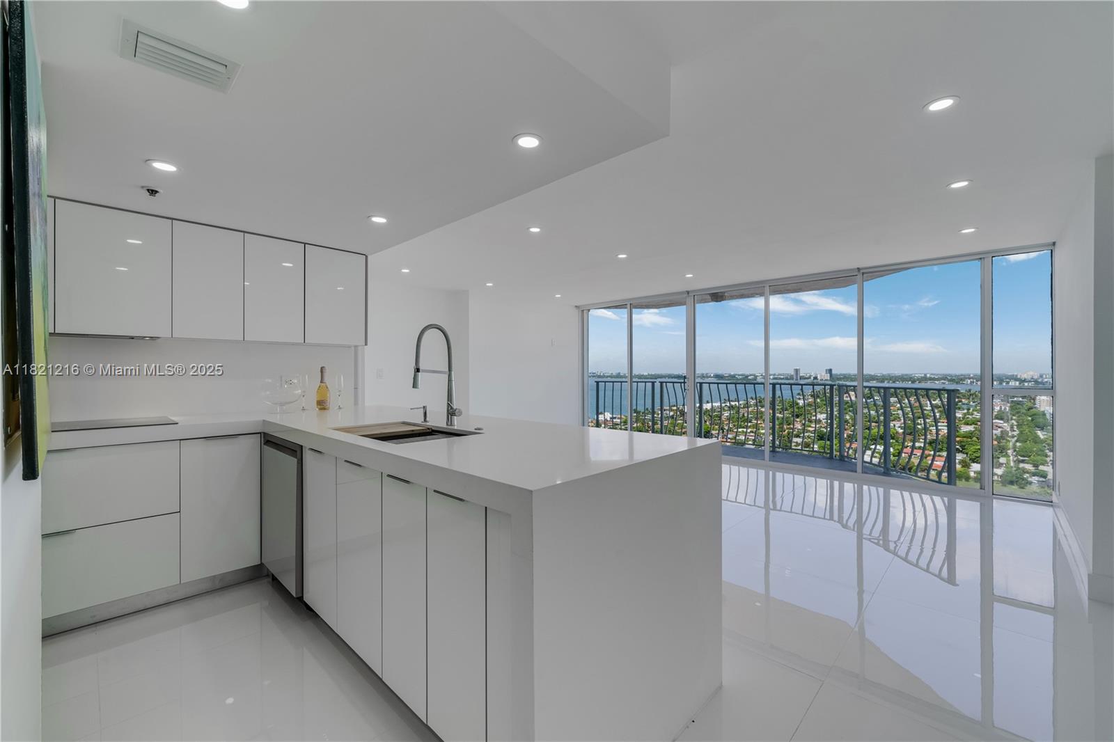 7601 E Treasure Dr #2305, North Bay Village, Florida image 2