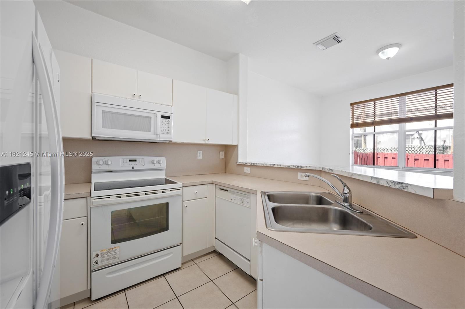 7633 NW 114th Path #7633, Doral, Florida image 5