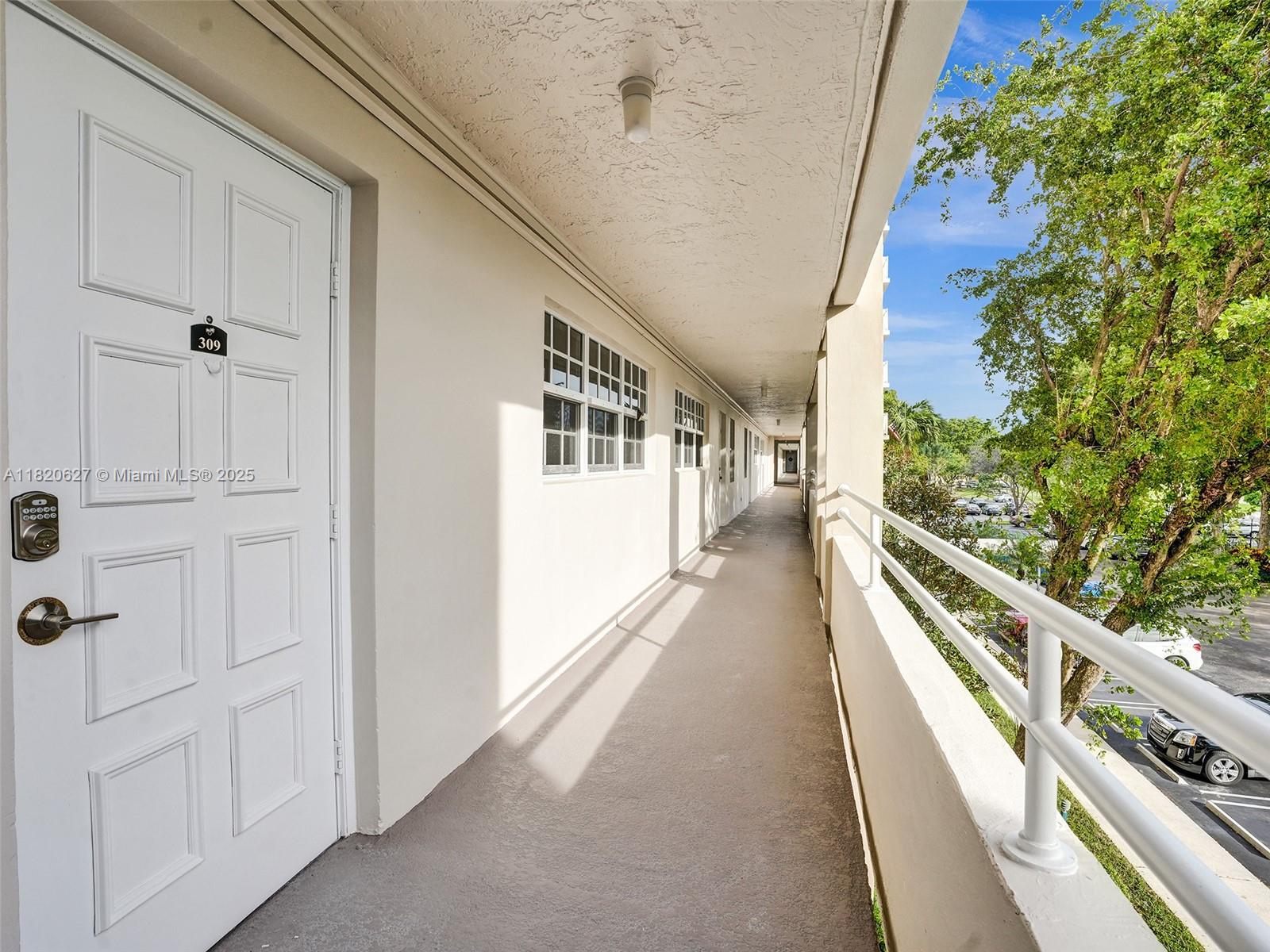 605 Oaks Dr #309, Pompano Beach, Florida image 3