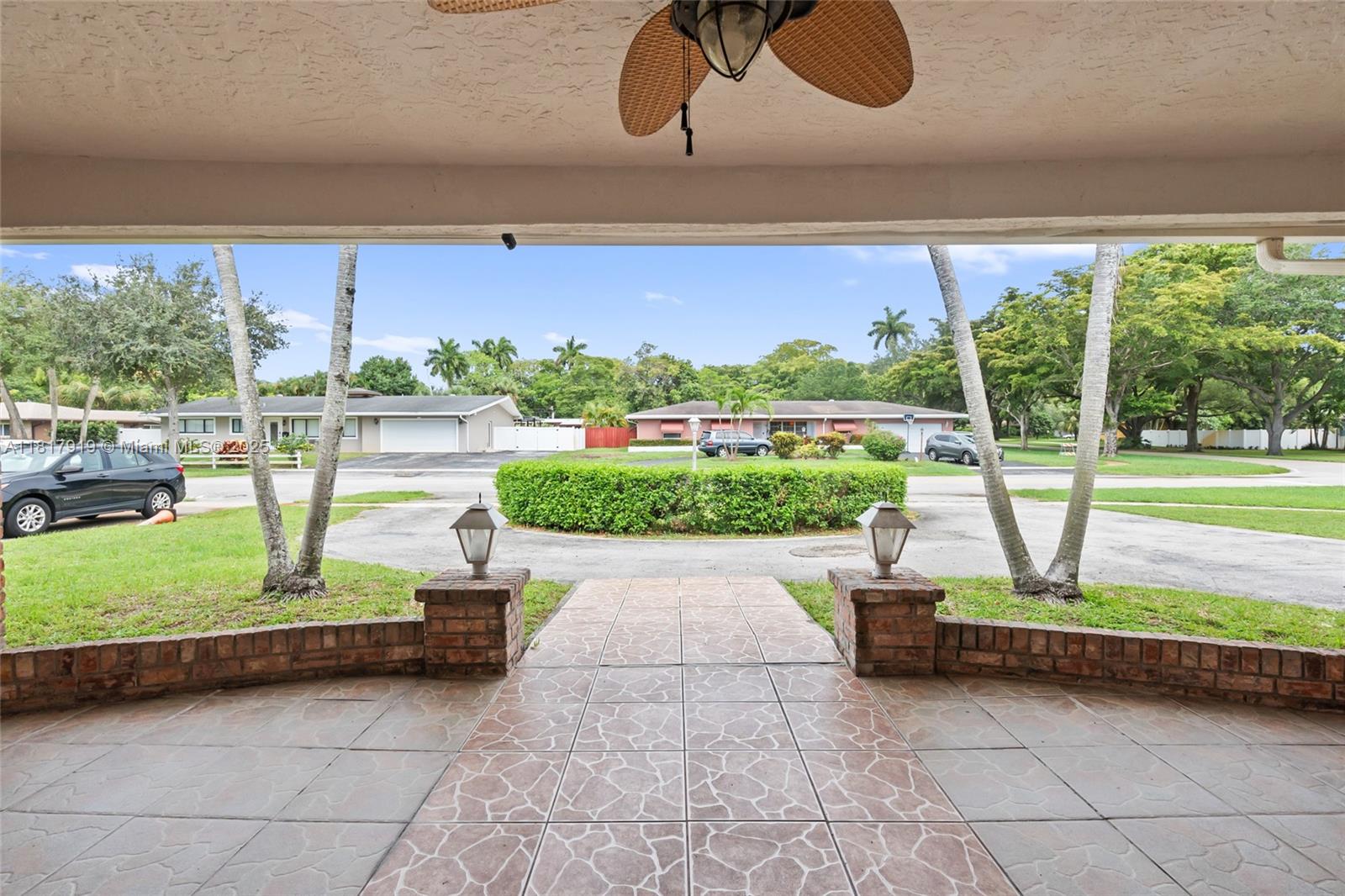 736 Ixora Ln, Plantation, Florida image 4