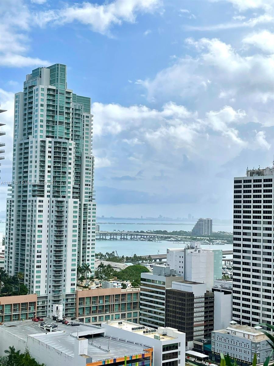 FURNISHED APARTMENT WITH BAY VIEWS LOCATED IN DOWNTOWN MIAMI. SHORT TERM RENTALS ALLOWED MIN 30 DAYS, 12 TIMES PER YEAR. RENT OR LIVE, PERFECT LOCATION, STEPS FROM BRICKELL CITY CENTER, BAYSIDE, KASEYA CENTER, FROST MUSEUM, BRIGHTLINE TRAIN AND MORE.
