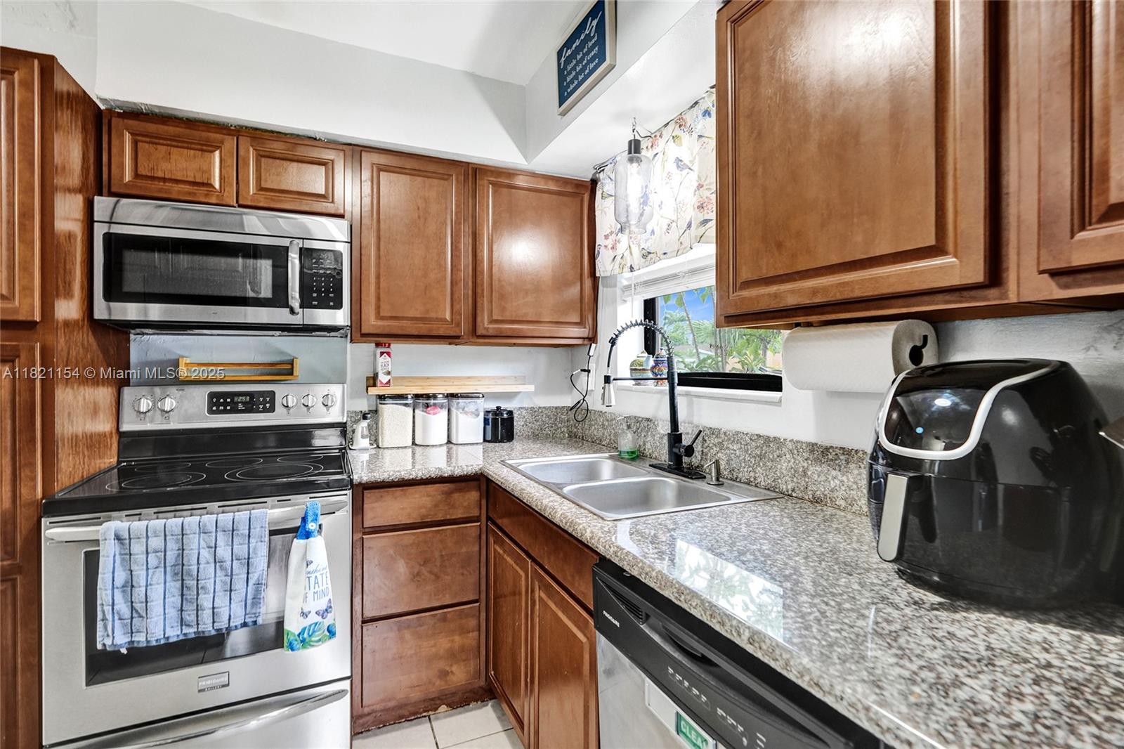 2041 Arcadia Dr, Miramar, Florida image 16