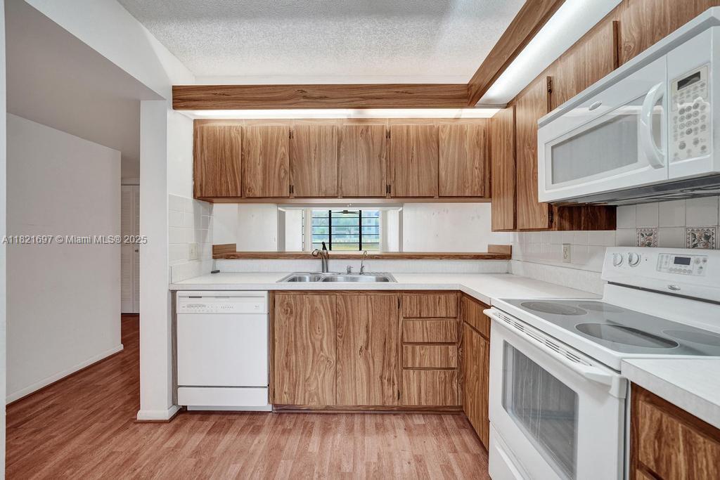 1520 Whitehall Dr #103, Davie, Florida image 13