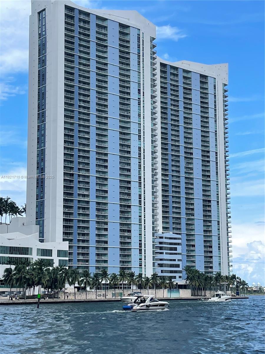 Prime high-floor corner unit in Downtown/Brickell—walk to Miami Arena, MetroMover, shops, dining & entertainment. Enjoy panoramic views of the skyline, Bayfront Park, Biscayne Bay, ocean & iconic Miami Archesm arena and freedom tower. Full-service building w/ 2 pools, 2 gyms, sundeck, 24-hr security, doorman, covered parking, onsite store & 2 popular restaurants. Recent upgrades incl. pool deck, landscaping & elevator modernization—assessments were fully paid by seller. Interior features granite kitchen & bath counters, bamboo floors, impact windows, electric blinds & sunshades. Easy to show. Schedule today!