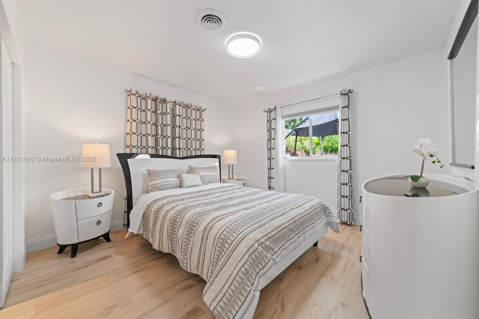 930 NE 182nd Ter, North Miami Beach, Florida image 32