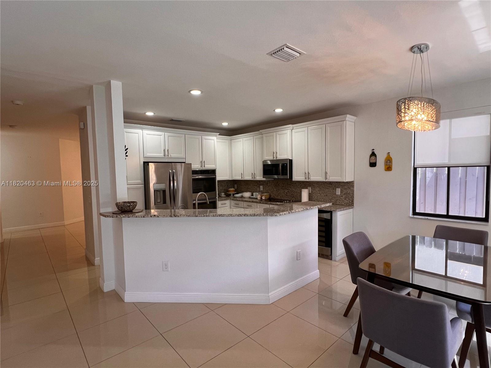 8744 NW 99th Path, Doral, Florida image 10