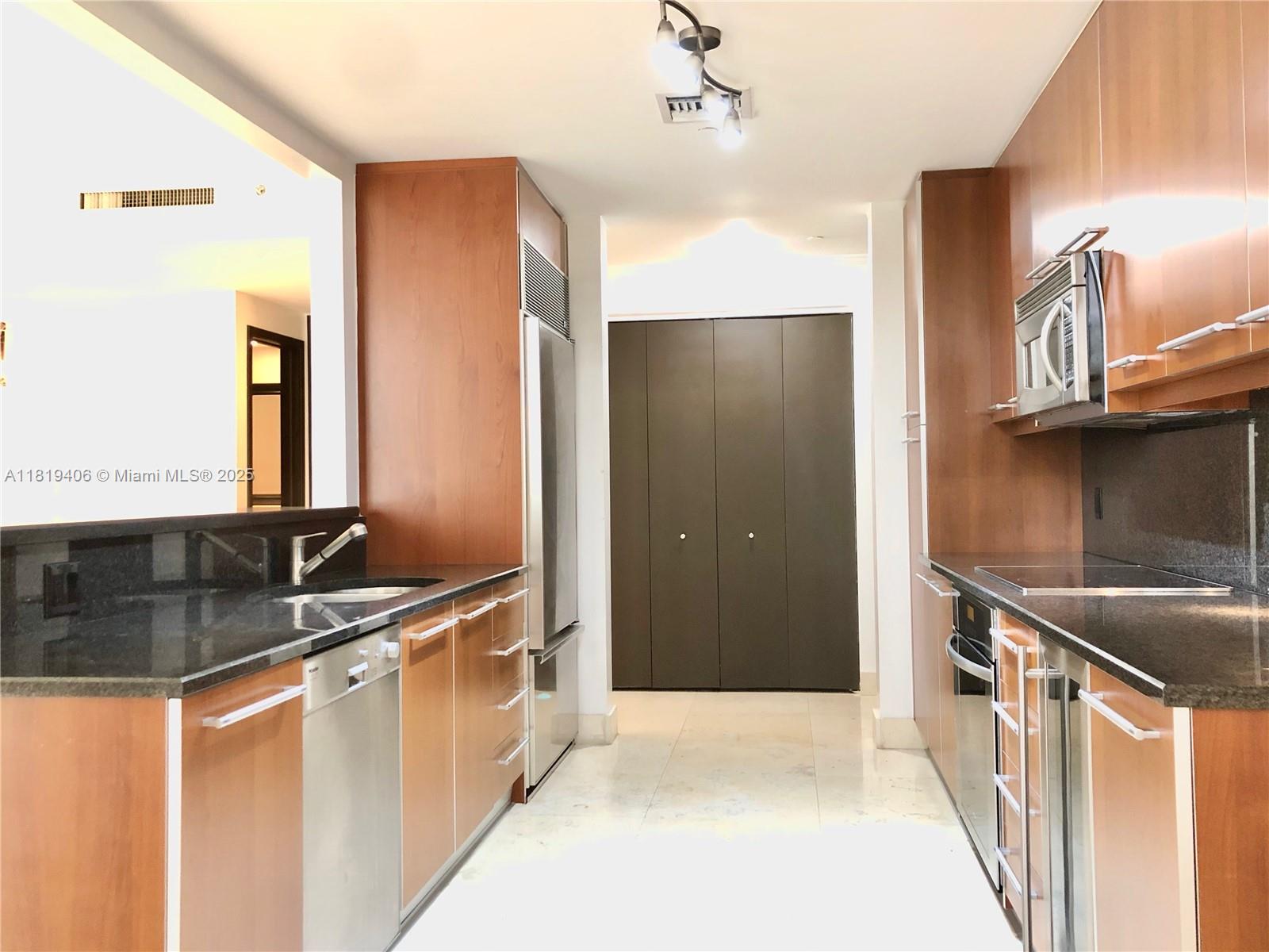 901 BRICKELL KEY BL #205, Miami FL 33131