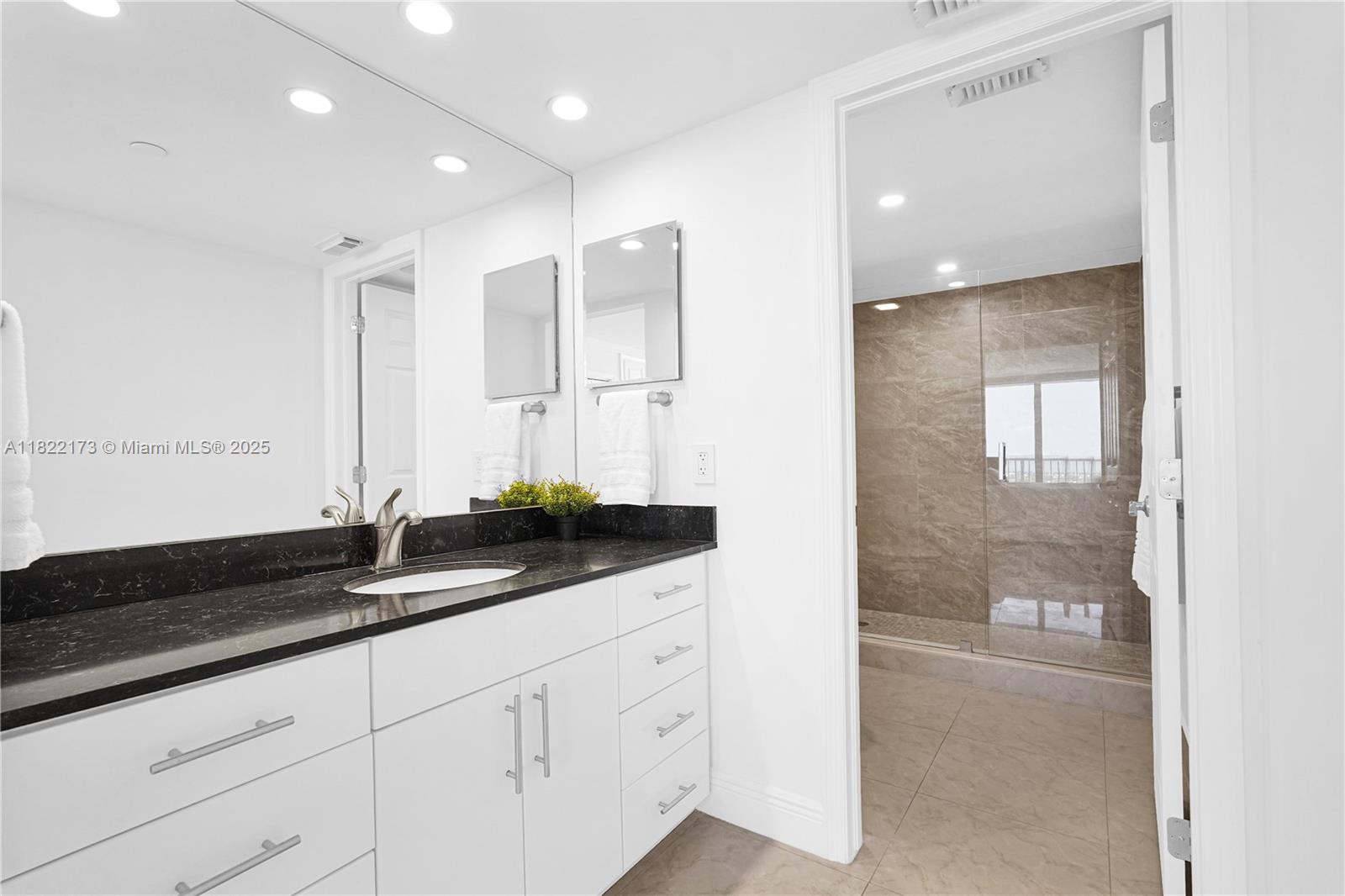 881 OCEAN DR #21D, Key Biscayne FL 33149