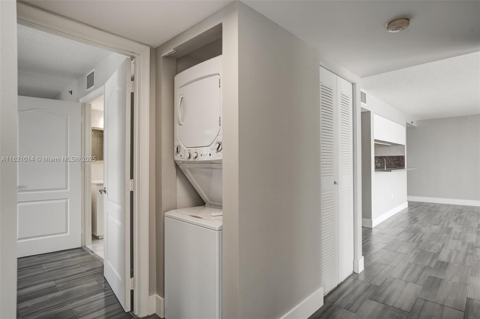 1200 Brickell Bay Dr #2501, Miami, Florida image 17