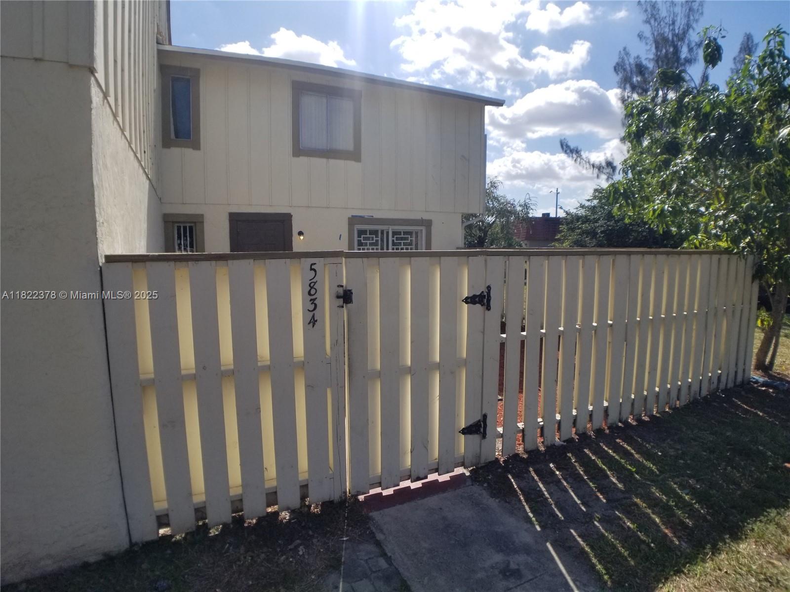 5834 NW 21st St #41-B, Lauderhill, Florida image 2