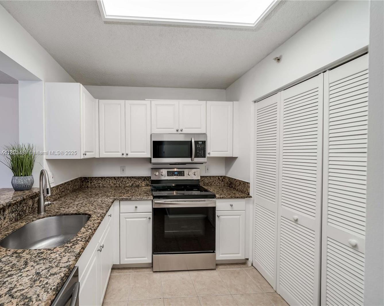 2711 Ocean Club Blvd #207, Hollywood, Florida image 8