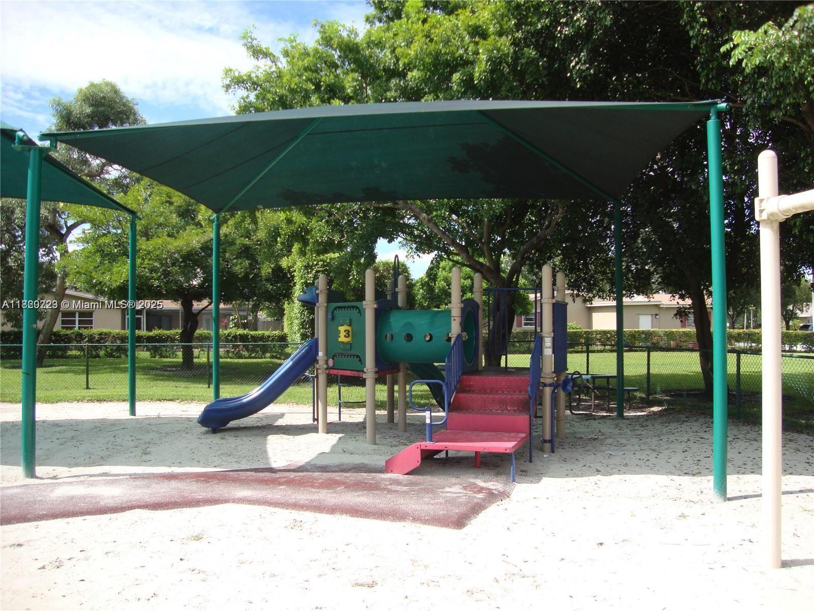 620 NW 88th Ter, Pembroke Pines, Florida image 32