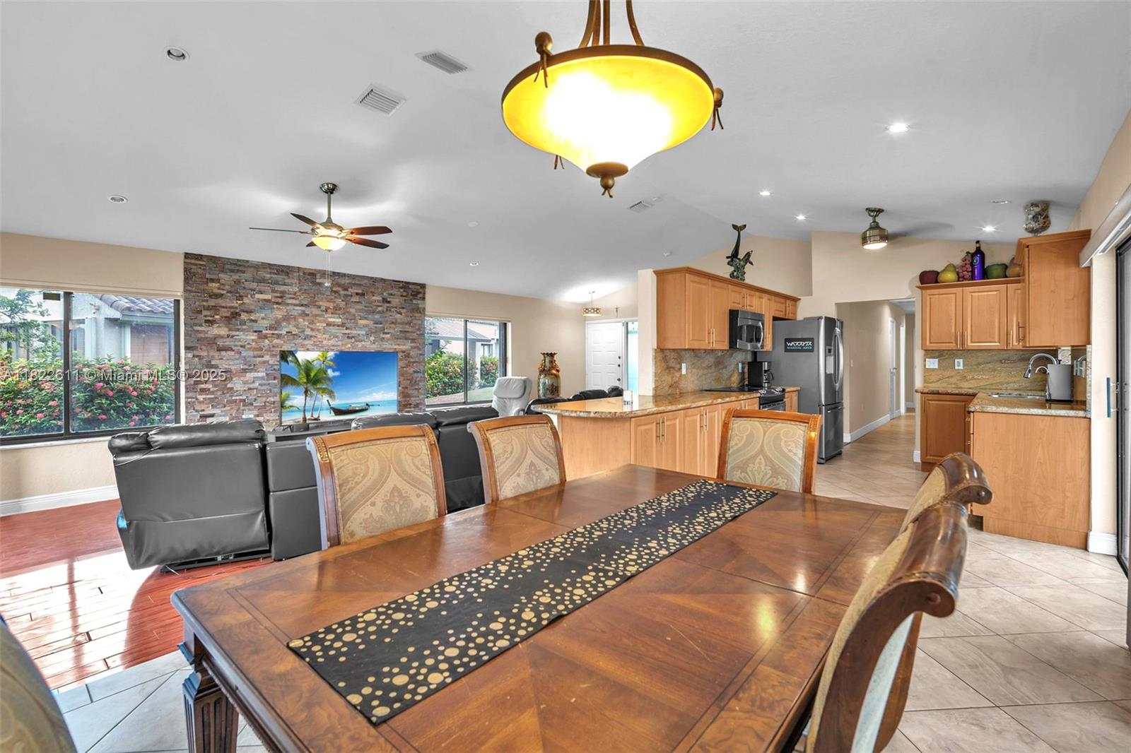 566 Village Lake Drive, Weston, Florida image 10