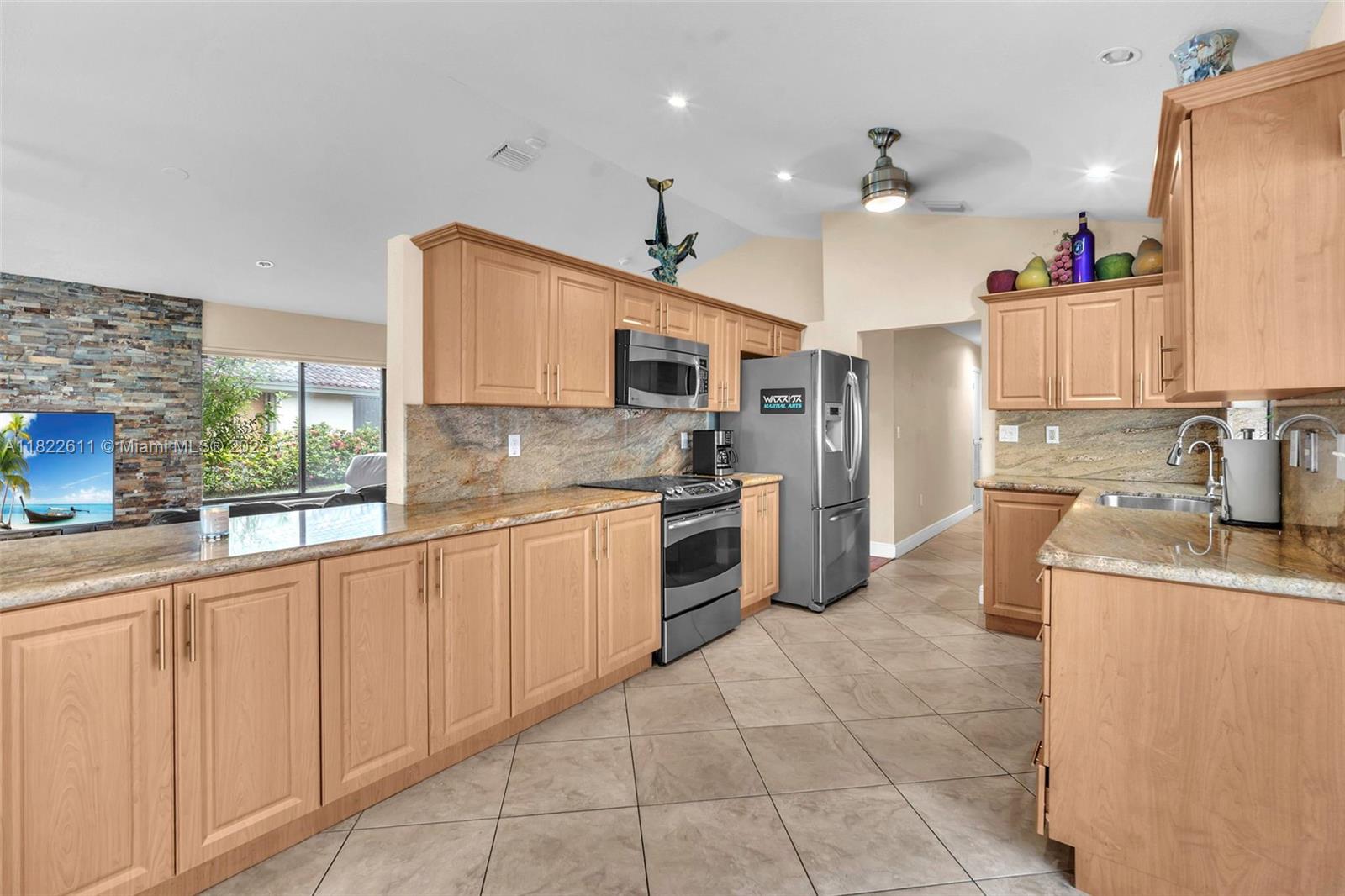 566 Village Lake Drive, Weston, Florida image 11