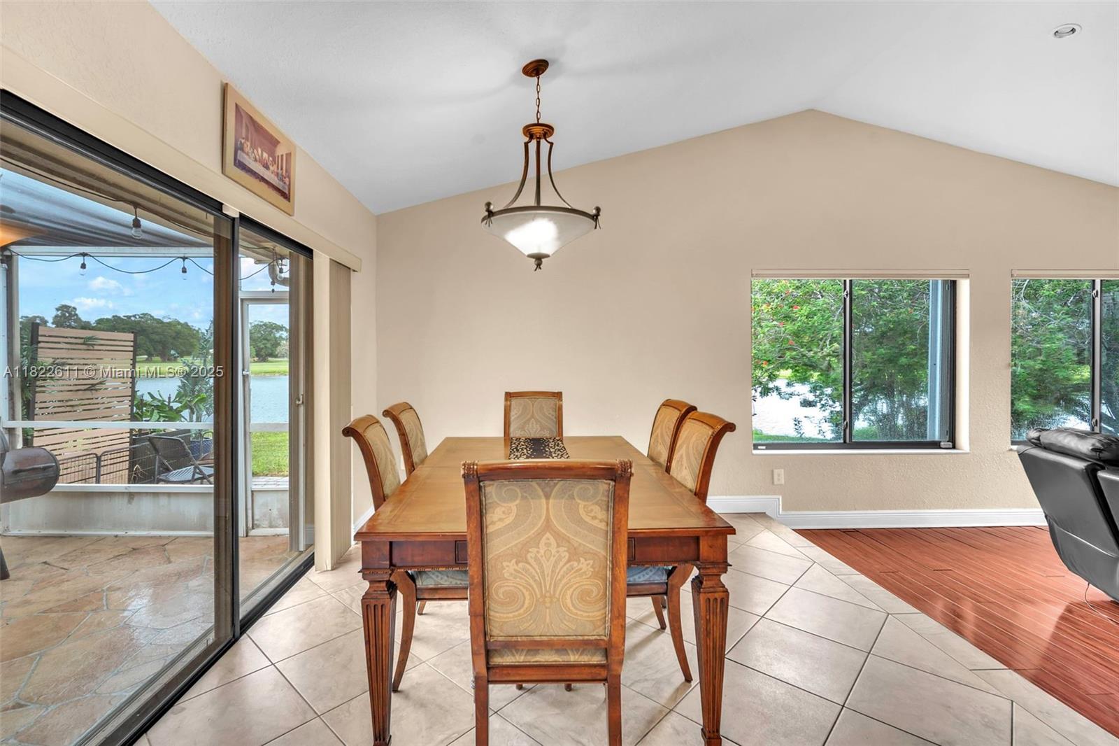566 Village Lake Drive, Weston, Florida image 14