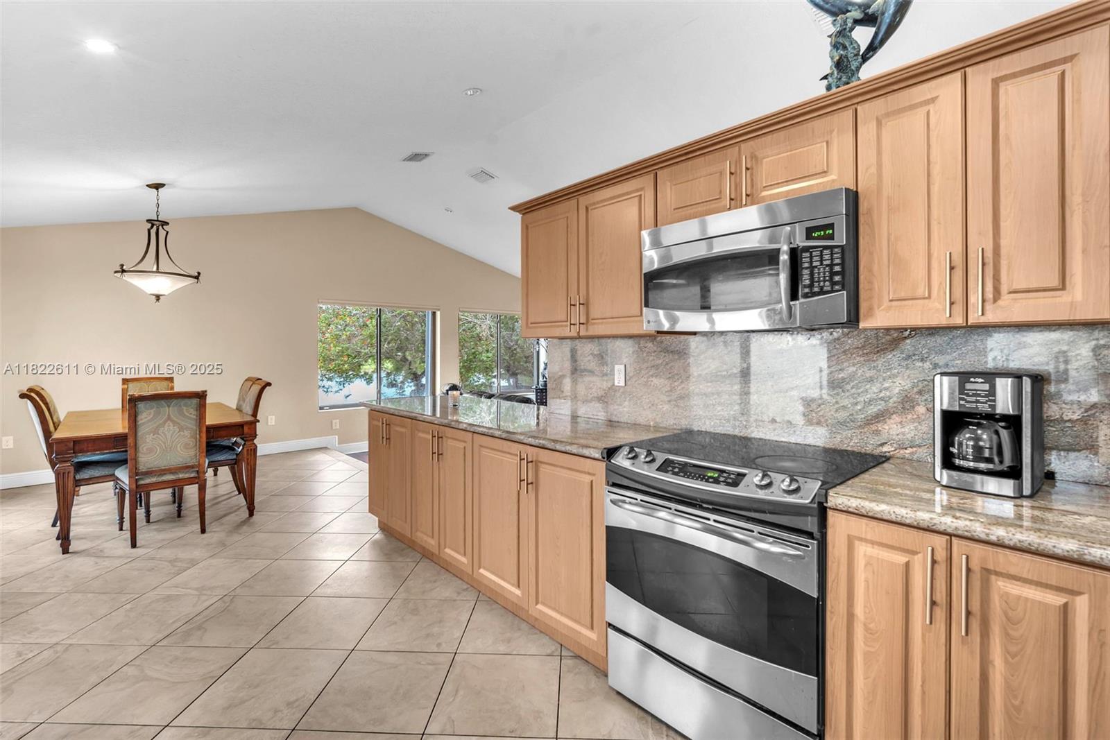 566 Village Lake Drive, Weston, Florida image 15