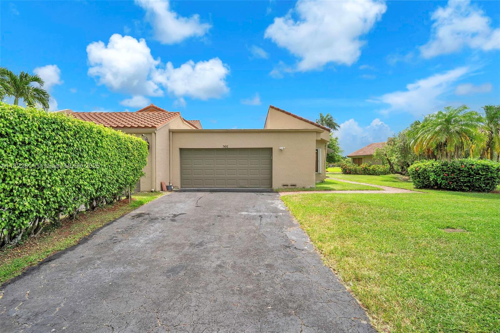 566 Village Lake Drive, Weston, Florida image 2