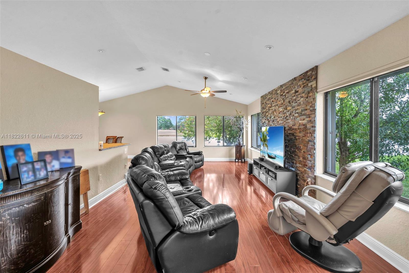 566 Village Lake Drive, Weston, Florida image 6
