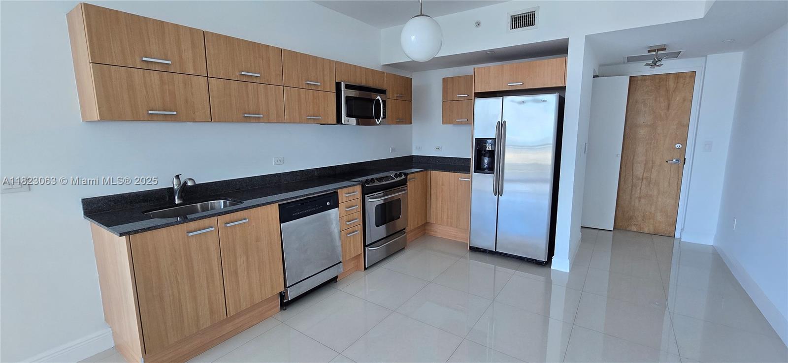 Live in the heart of Miami in this spacious and bright 1-bedroom, 1-bath condo at Wind by Neo, located in the exclusive Riverfront gated community. Enjoy stunning panoramic views of Downtown and Biscayne Bay from your private balcony. The unit features an Italian-designed kitchen with stainless steel appliances, in-unit washer and dryer, and floor-to-ceiling windows that flood the space with natural light.

Wind offers 5-star amenities including a swimming pool, full spa with steam room and sauna, massage rooms, racquetball court, sports lounge, movie theater, business center with conference room, children's playroom, and on-site restaurants. Walk to Brickell City Centre, Mary Brickell Village, and enjoy easy access to I-95 and public transportation. Urban living at its best!