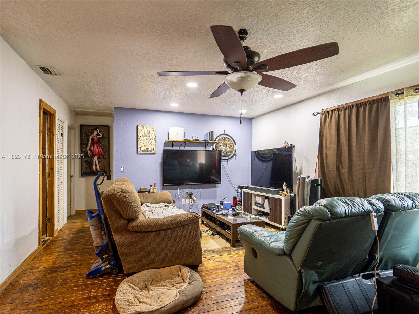 907 S Amelia Ave, Deltona, Florida image 4
