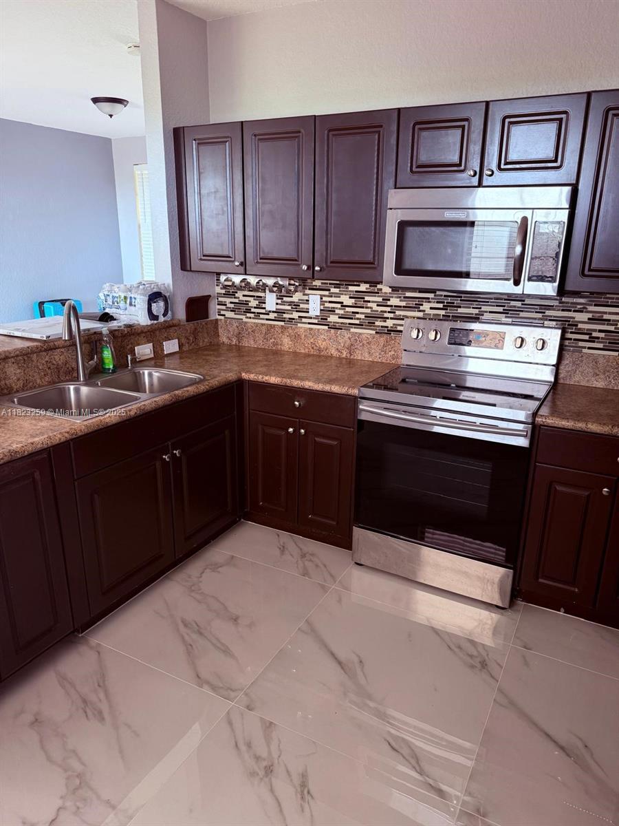 239 SE 37th Pl, Homestead, Florida image 3