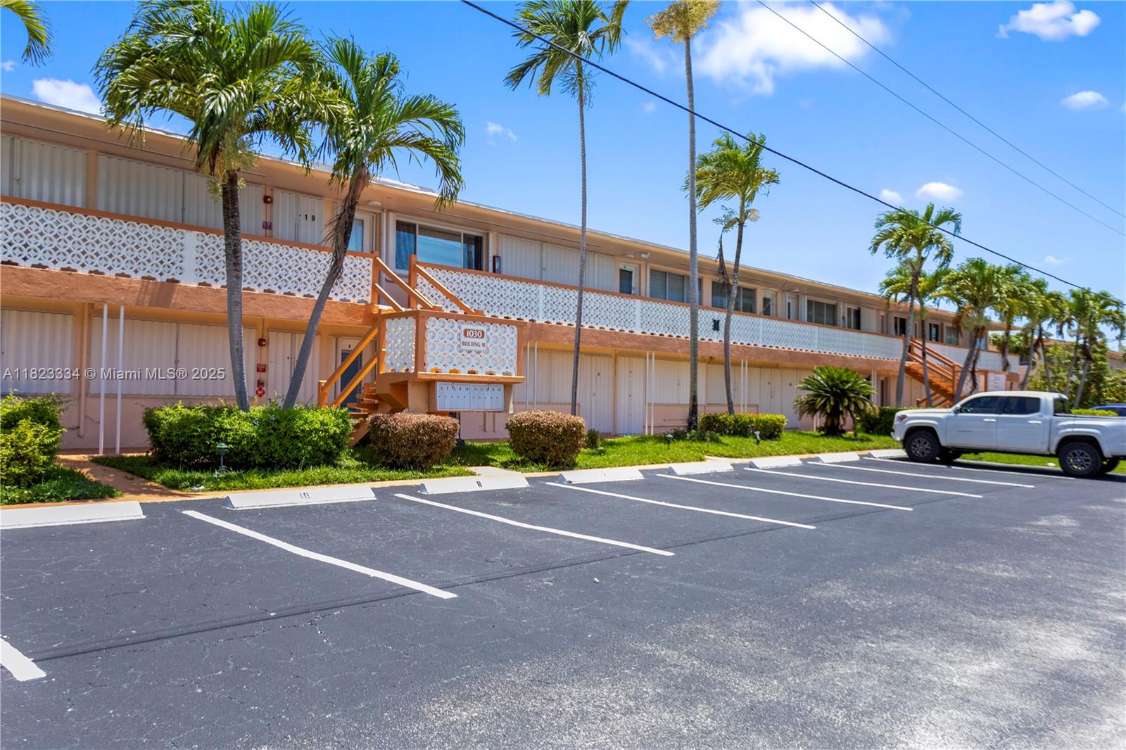 1030 SW 11th St #8M, Hallandale Beach, Florida image 1