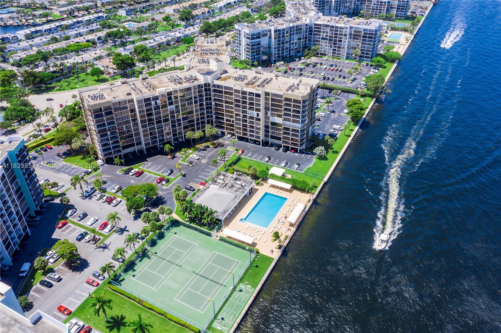 600 Parkview Dr #624, Hallandale Beach, Florida image 19