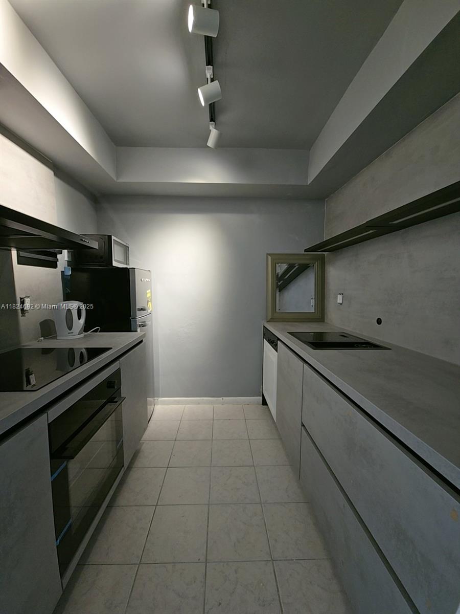 419 Golden Isles Dr #105, Hallandale Beach, Florida image 3