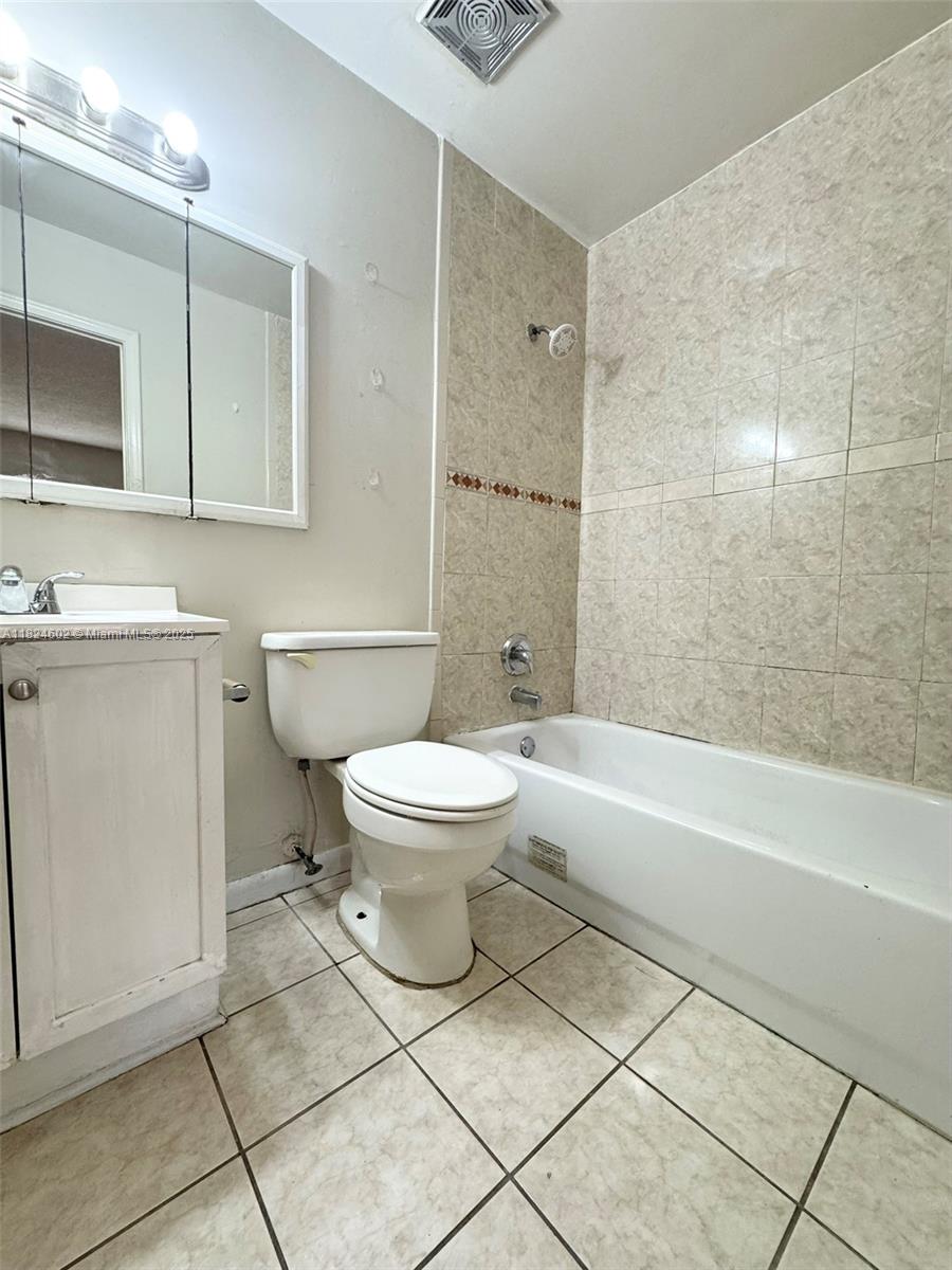 2562 NW 52nd Ave #B18, Lauderhill, Florida image 15