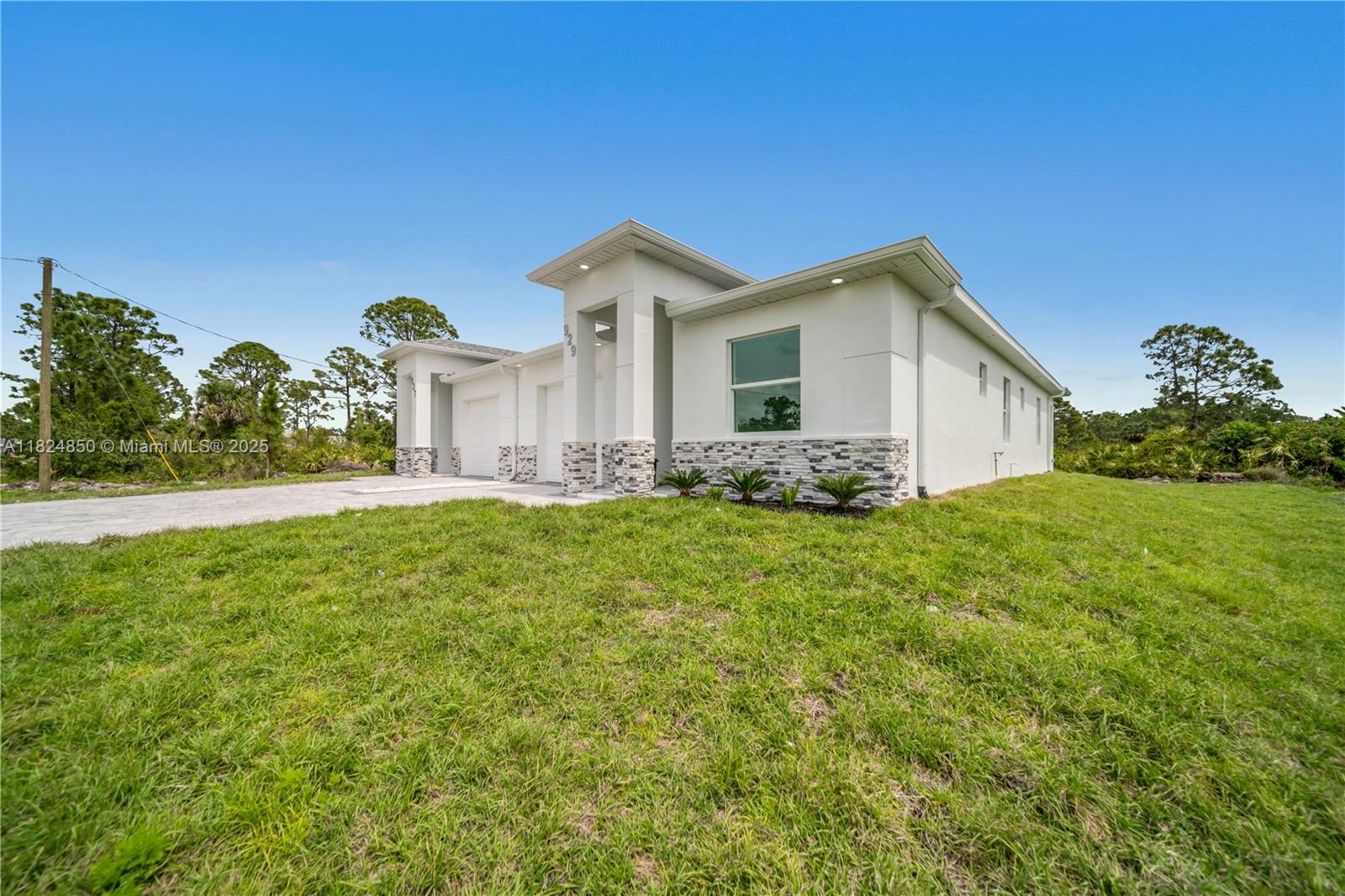 420-422 Grant Ave, Lehigh Acres, Florida image 1