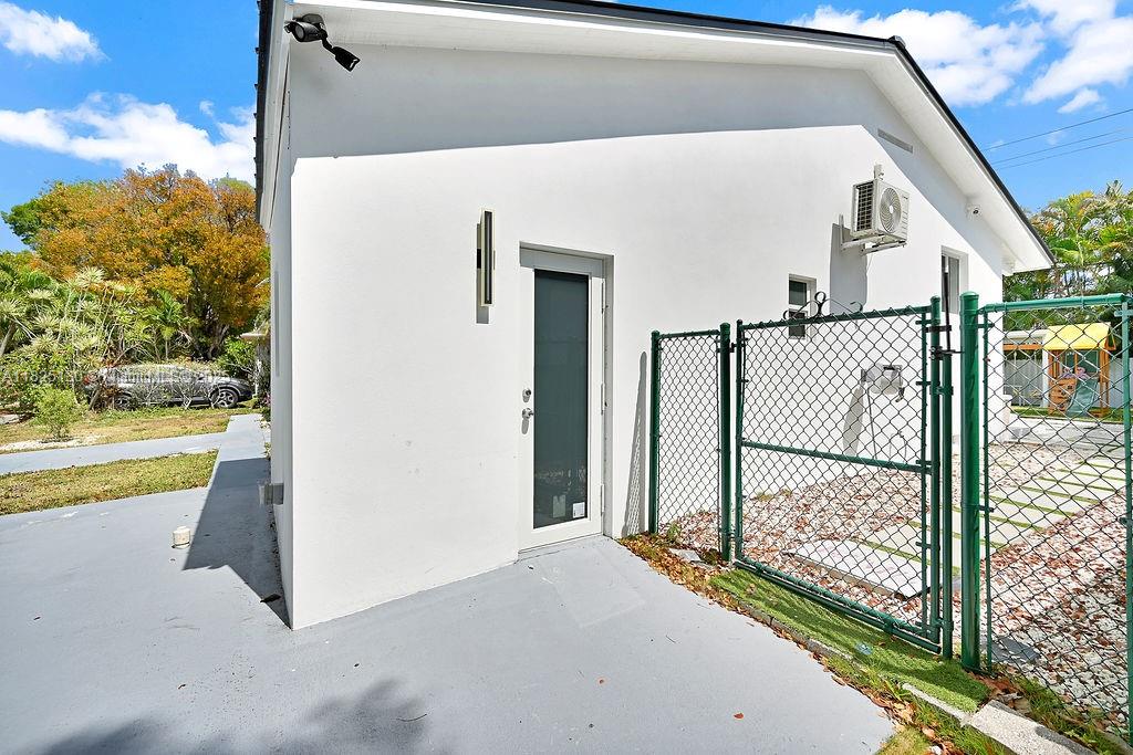 876 NE 81st St, Miami, Florida image 45