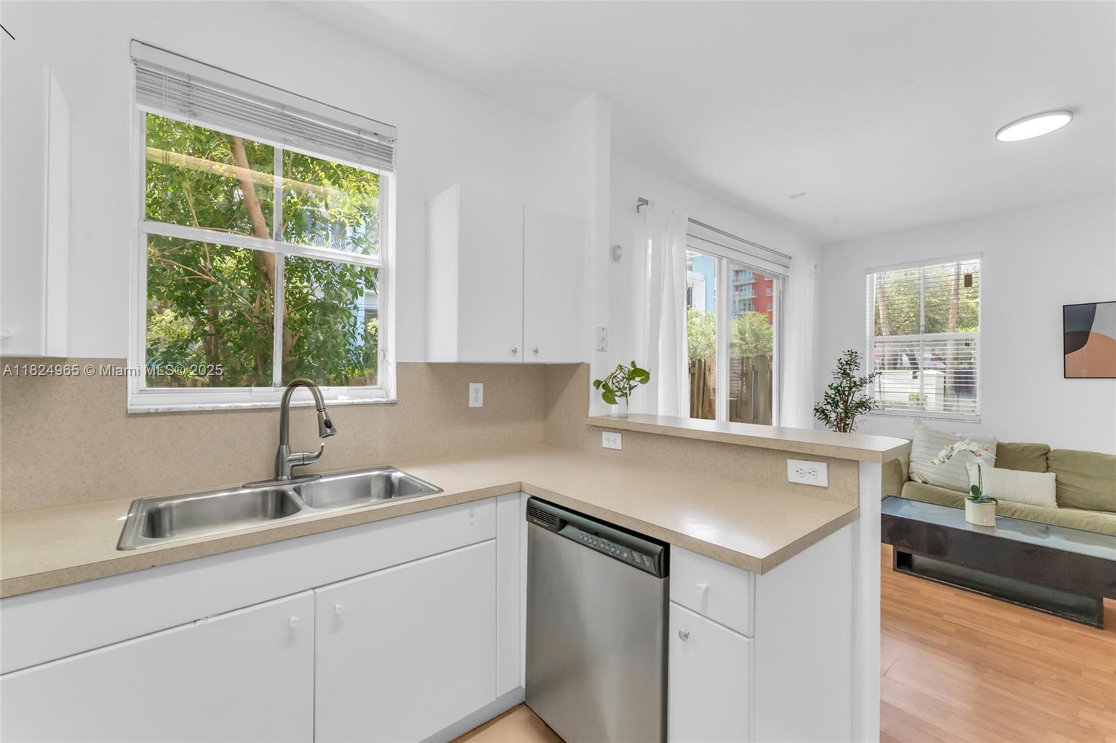 8081 NW 107th Ct, Doral, Florida image 9
