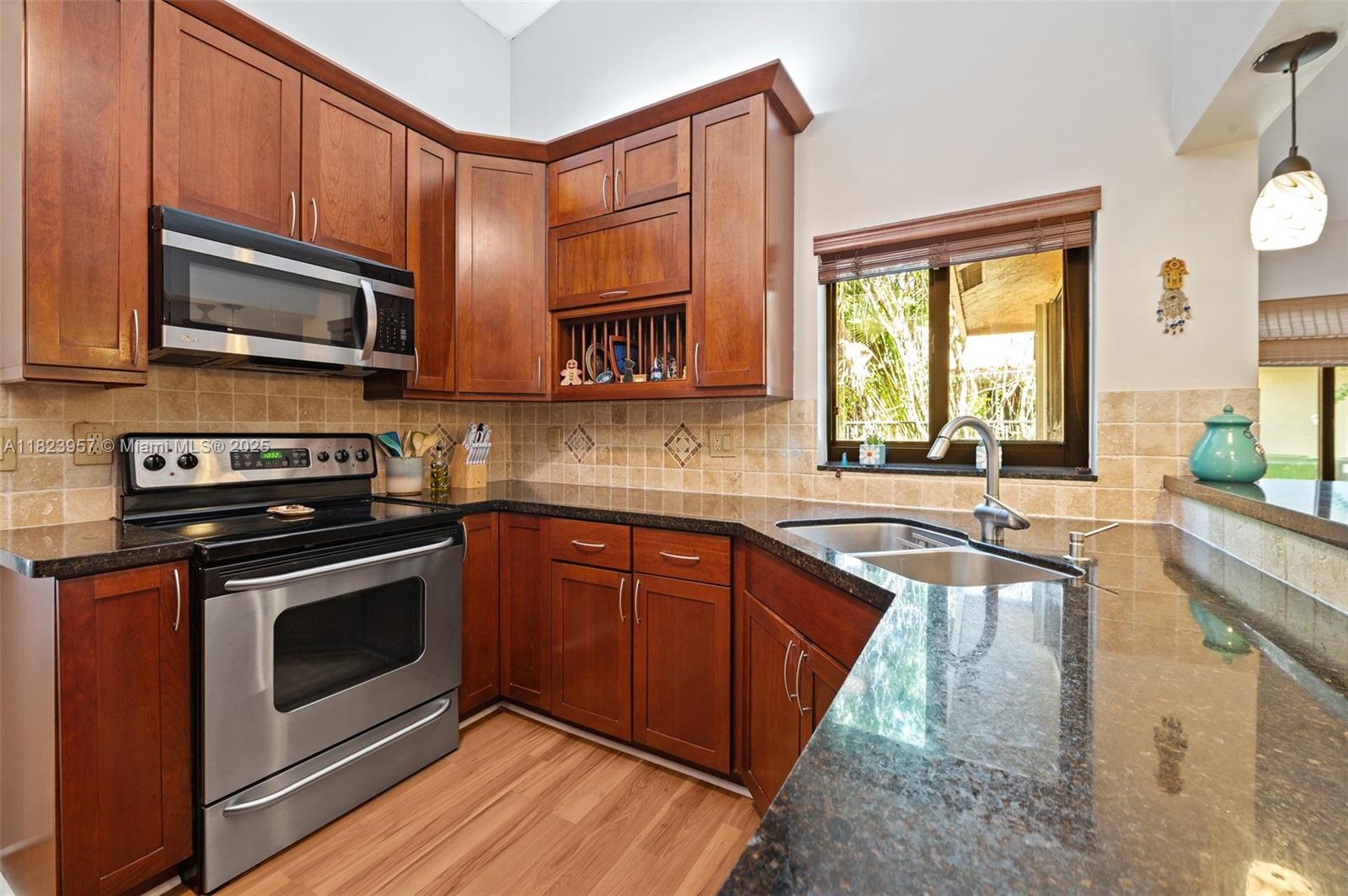 2000 Lakeshore Dr, Weston, Florida image 10
