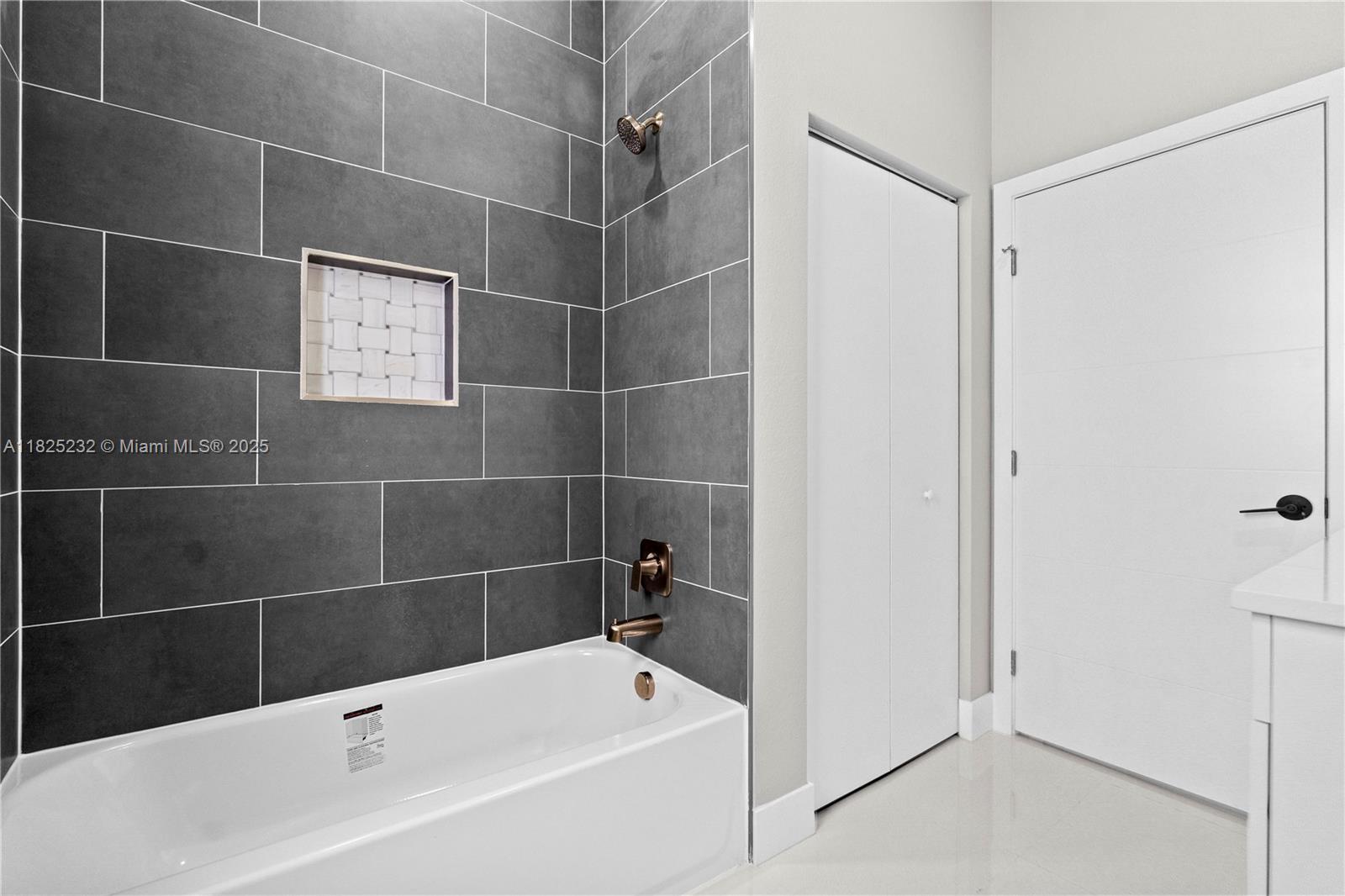2101 NW 27th St, Oakland Park, Florida image 17