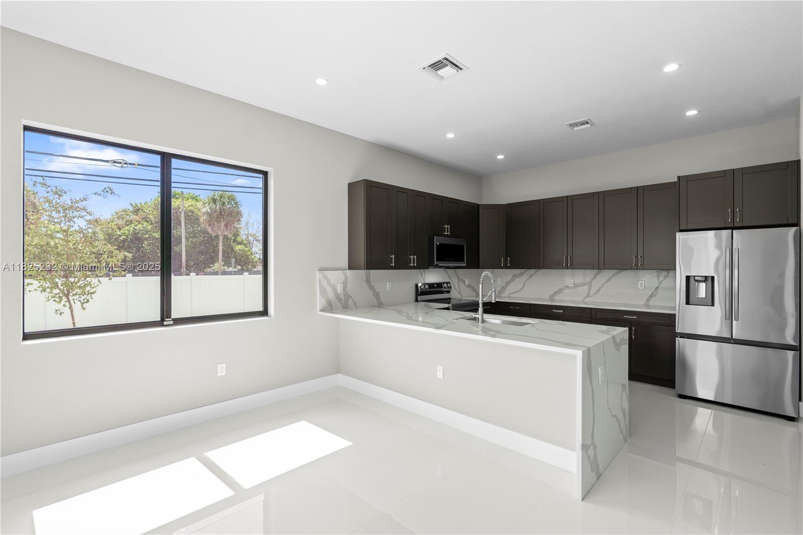 2101 NW 27th St, Oakland Park, Florida image 4