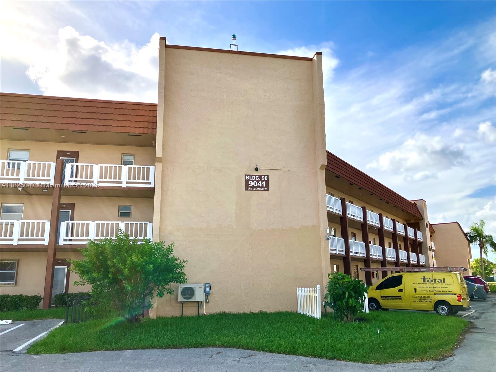 9041 Sunrise Lakes Blvd #208, Sunrise, Florida image 1