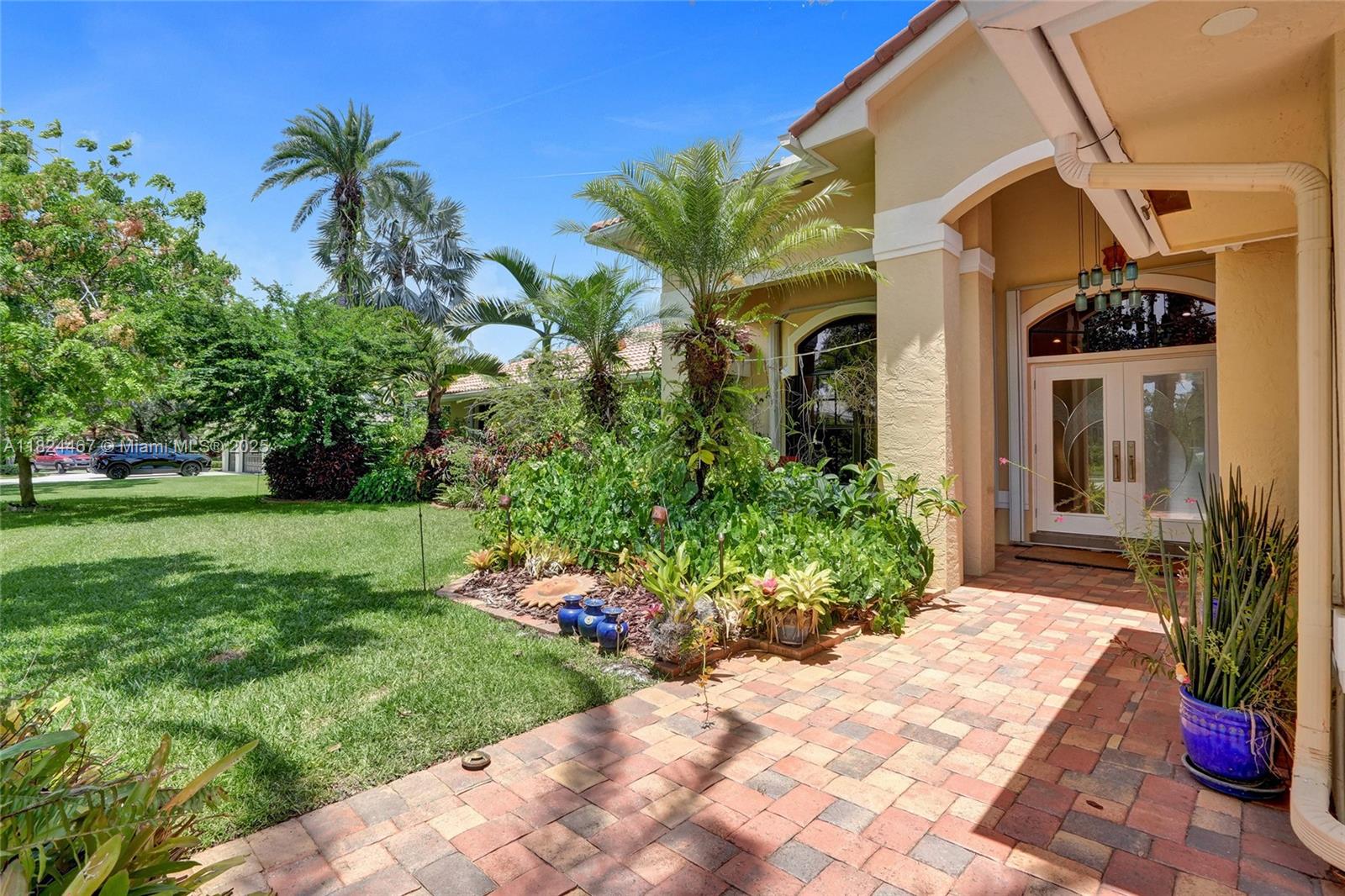 3820 SW 106th Ter, Davie, Florida image 2
