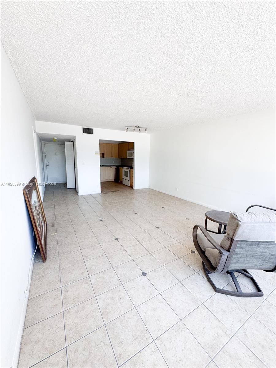 2025 NE 164th St #206, North Miami Beach, Florida image 10