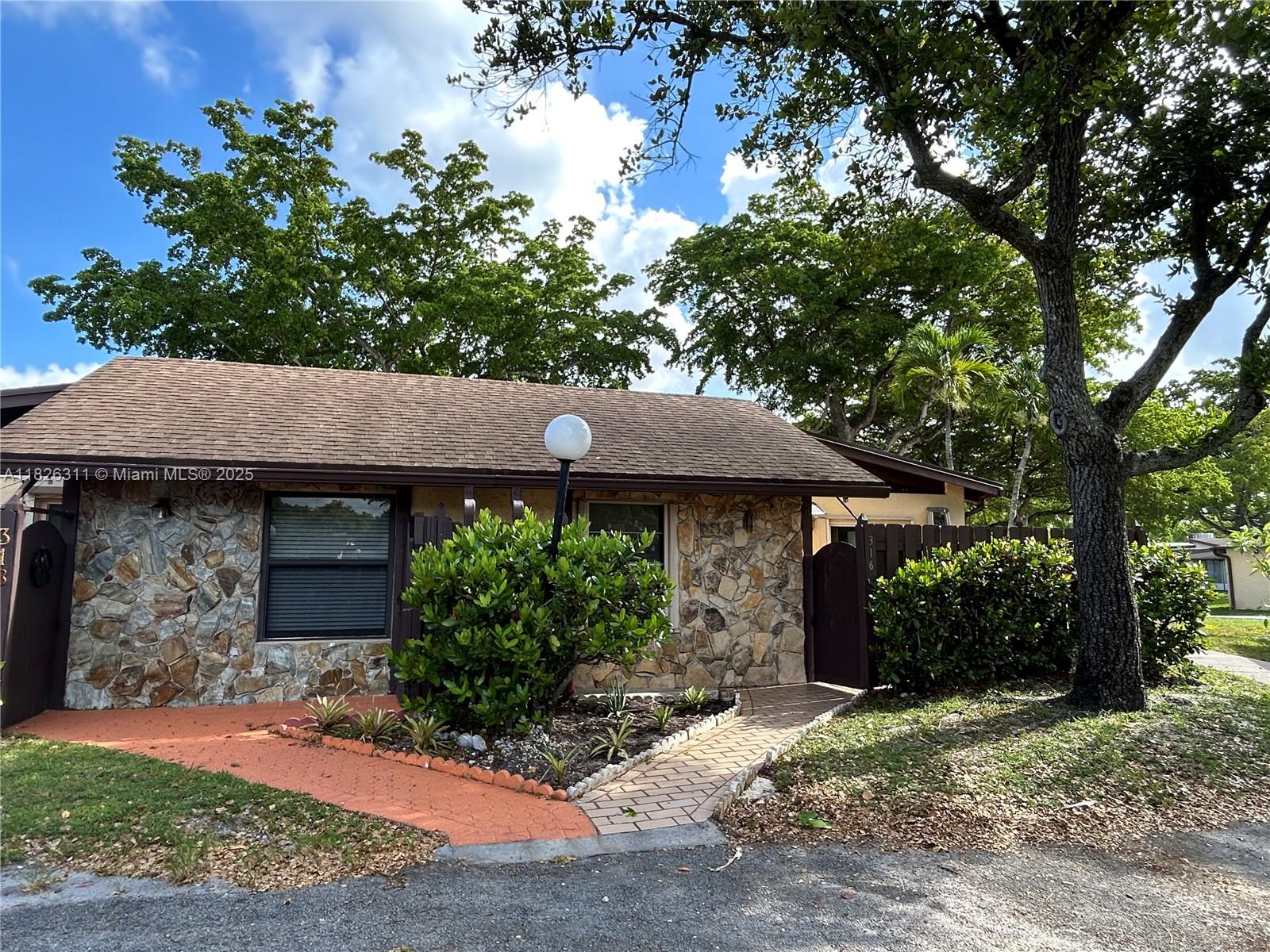 316 Briarwood Cir #4-17, Hollywood, Florida image 1