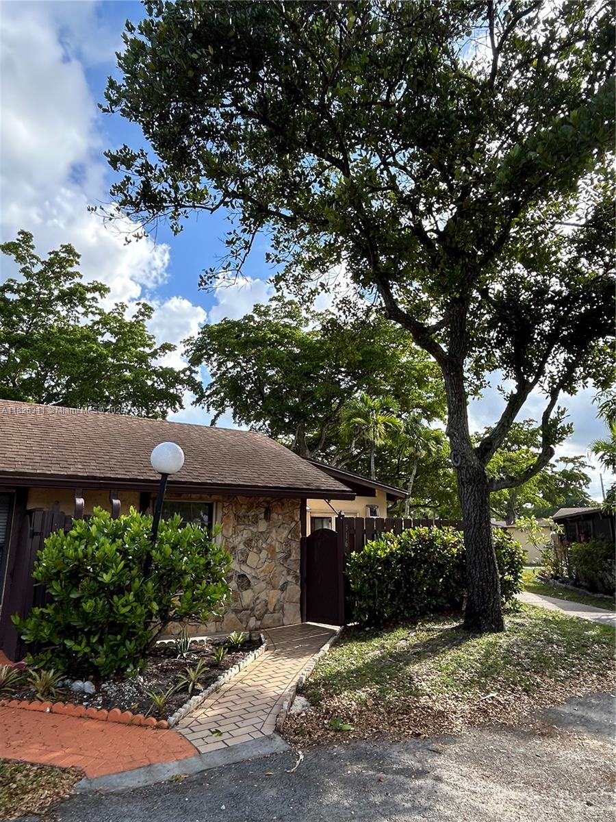 316 Briarwood Cir #4-17, Hollywood, Florida image 3