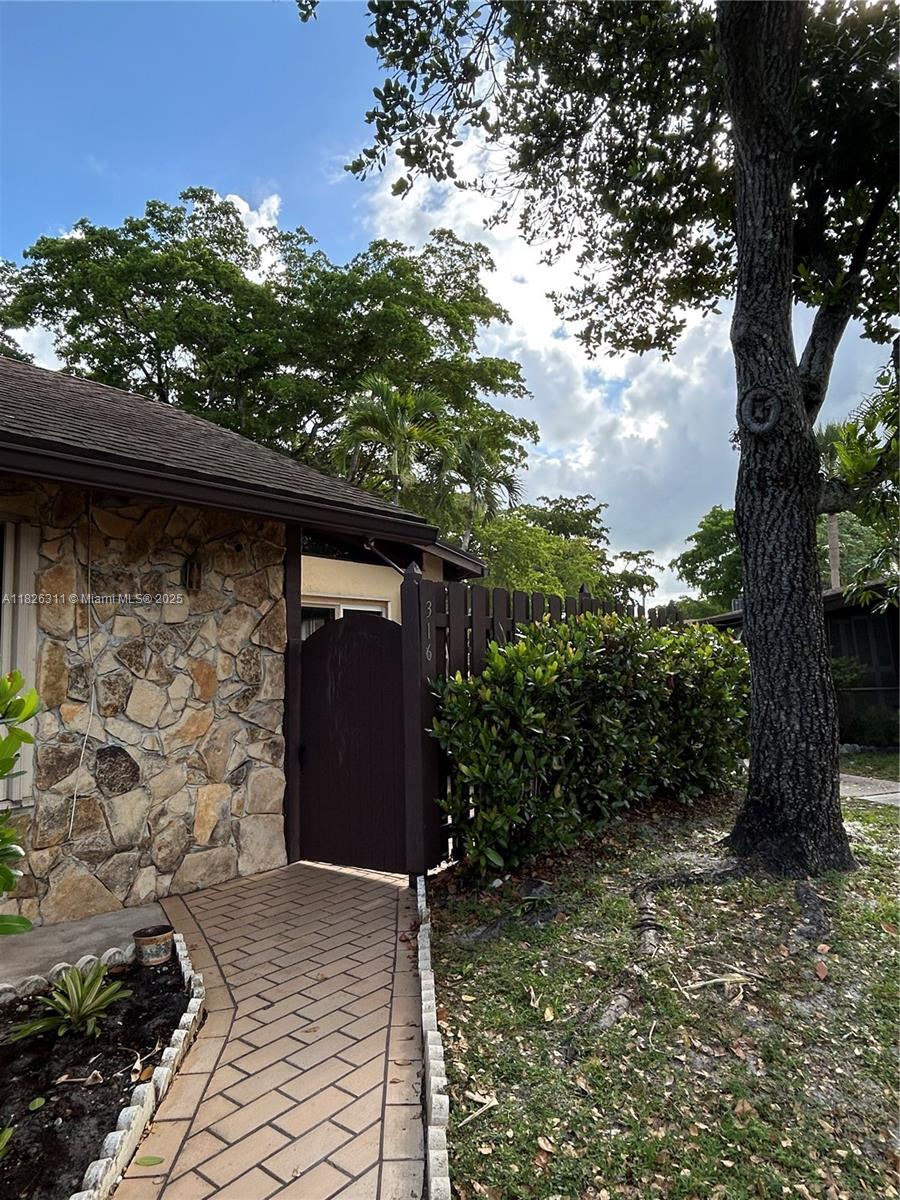 316 Briarwood Cir #4-17, Hollywood, Florida image 4