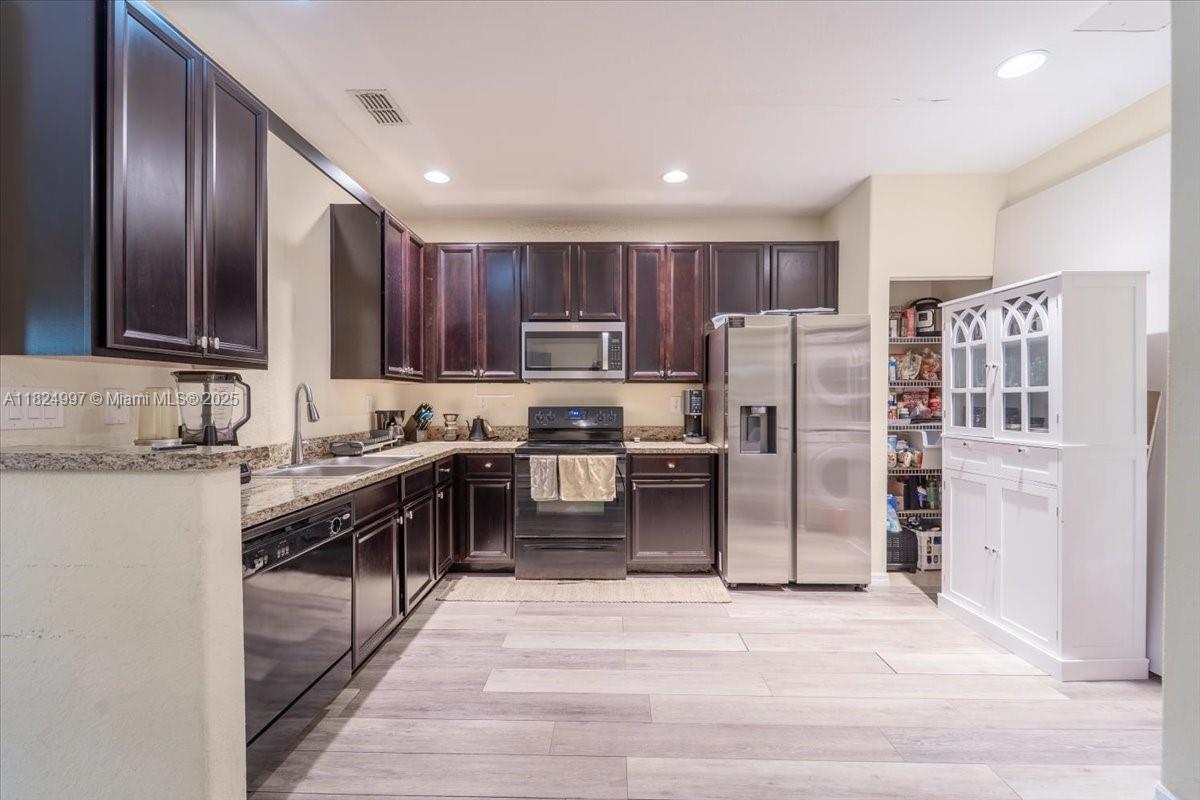 370 Lake Monterey Cir, Boynton Beach, Florida image 9