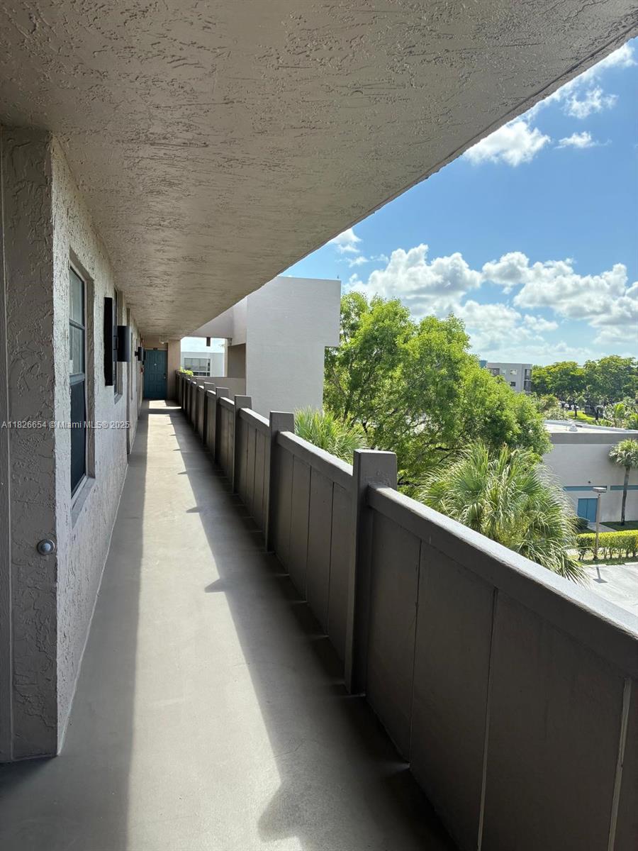 1100 Colony Point Cir #504, Pembroke Pines, Florida image 4