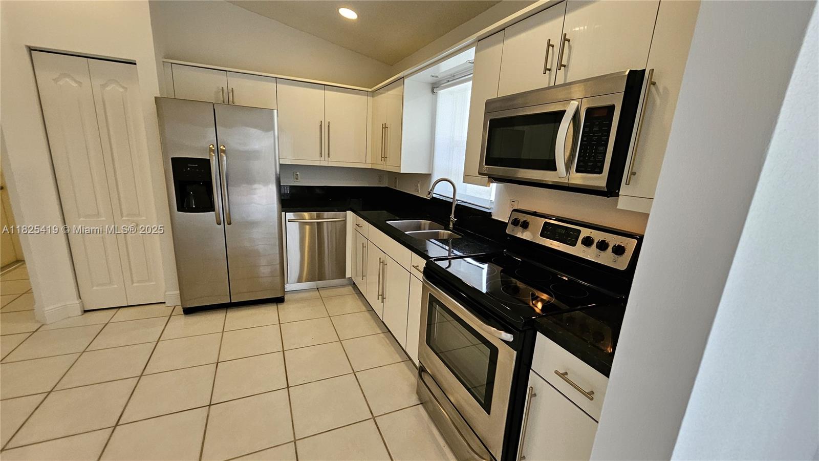 5084 NW 112th Ct, Doral, Florida image 12