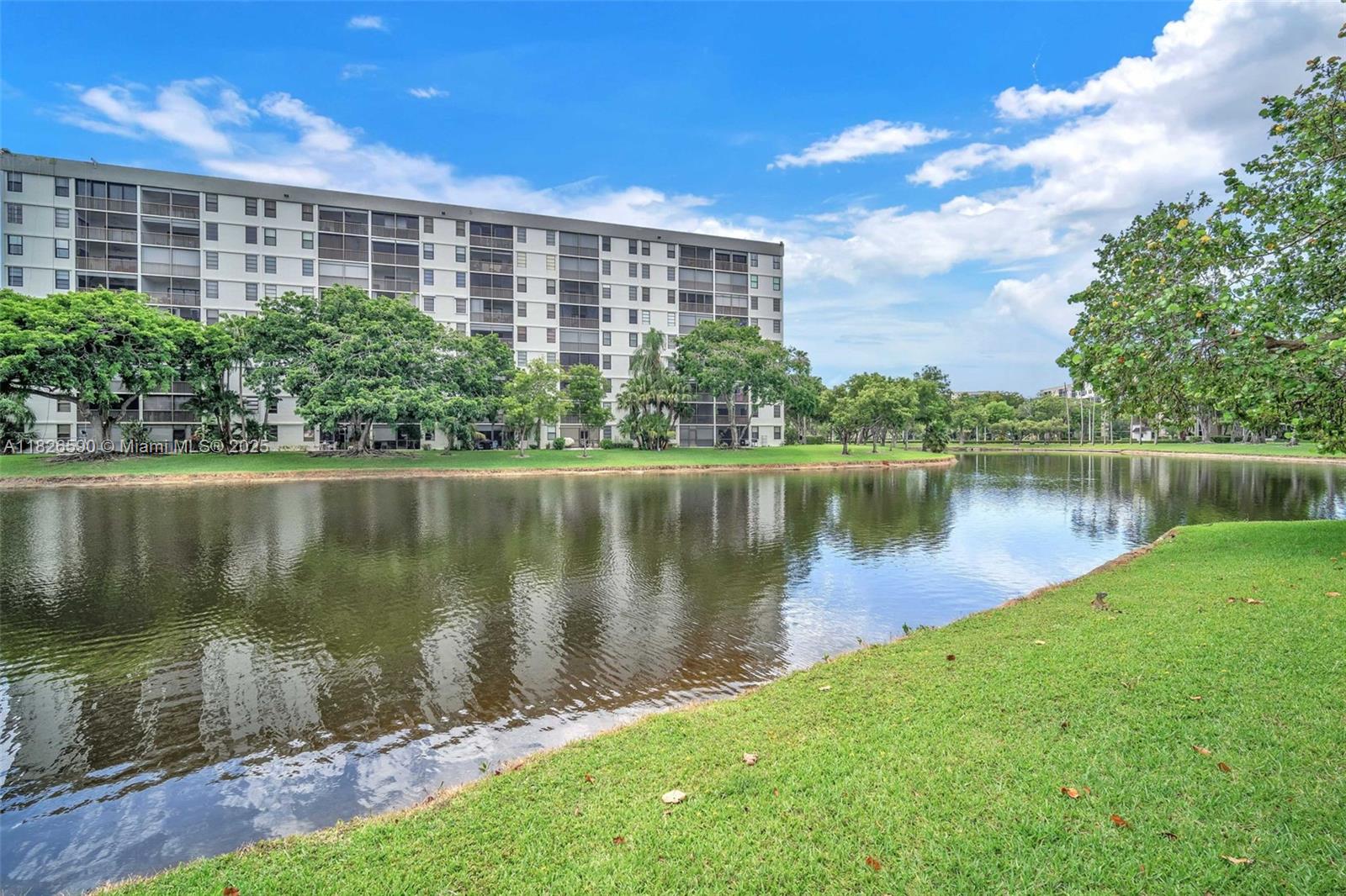 2311 S Cypress Bend Drive #316B, Pompano Beach, Florida image 6