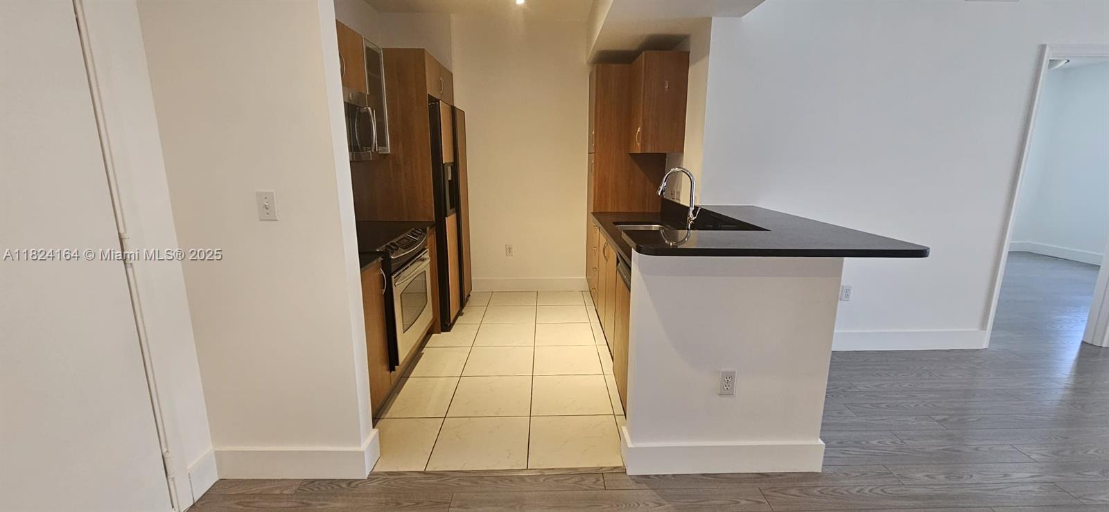 2775 NE 187th St #424, Aventura, Florida image 2