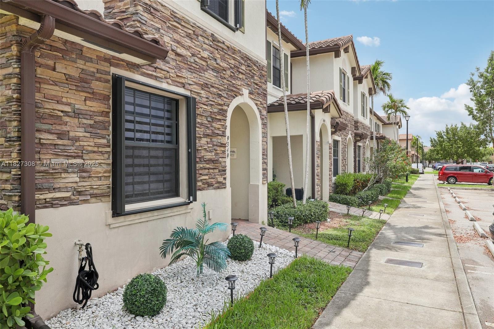 9349 W 33rd Way, Hialeah, Florida image 3