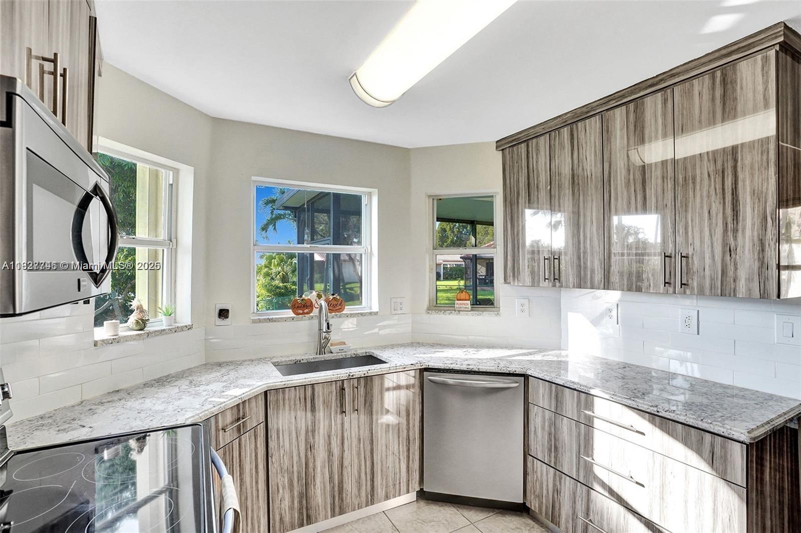 468 Lakeside Cir, Sunrise, Florida image 10